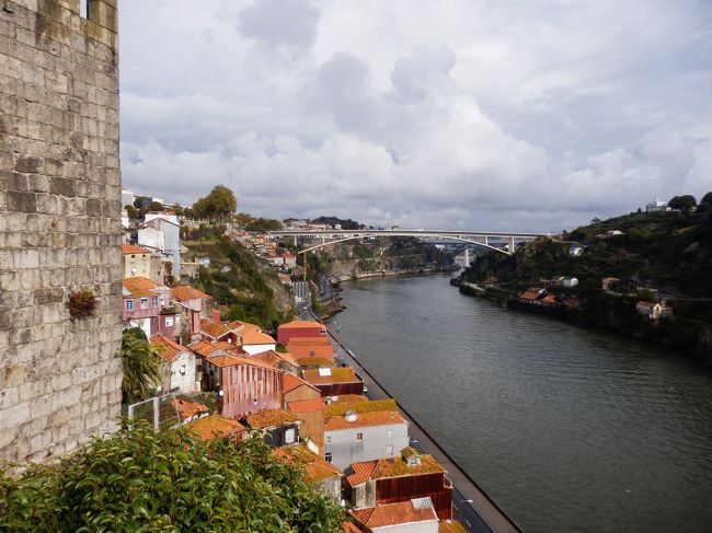 橋の左側の景色。<br />ここは街の中心とは反対側で派手な景色ではないけれど、奥に見える橋が良い感じ！