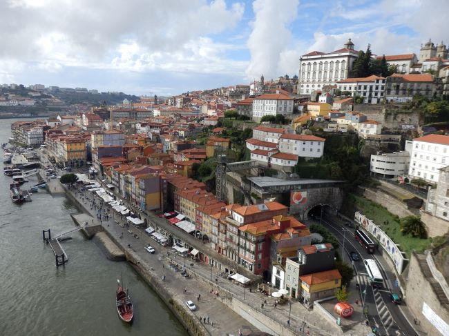 橋の右側。<br />こちらが歴史地区が丘になって見えるところ。<br />すこし晴れてきたので赤い屋根が栄えます。