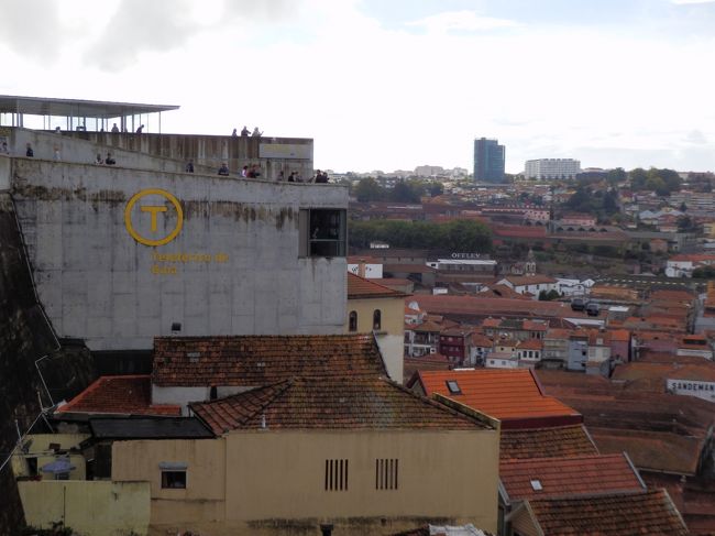 この展望台のところにはロープウェーがあり、下の道に降りることができます。