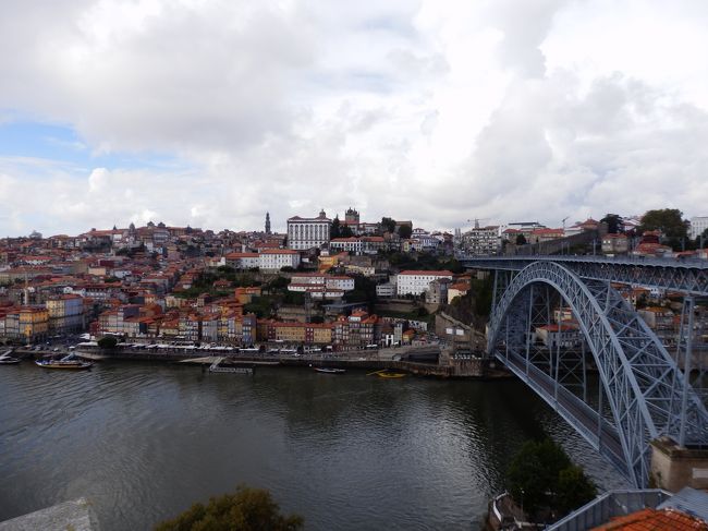 橋を渡ったところにある展望台から。<br />橋はものすご～くオシャレな造りってことはなく、割と鉄の塊感あるんだけど、なぜだろう。見事に街と融合して良い景色を生み出してますね。