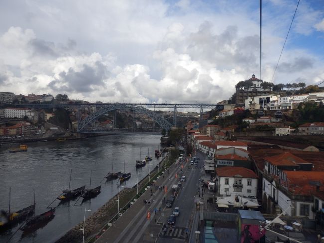 ロープウェイからの景色。橋を渡った対岸の様子がよく見えてきました。