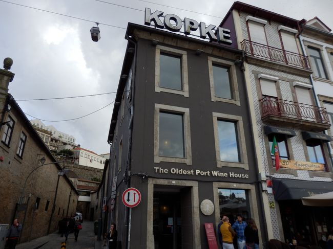 こちら川沿いにあった、ポルトガル最古のポートワインメーカー、KOPKE様のお店。