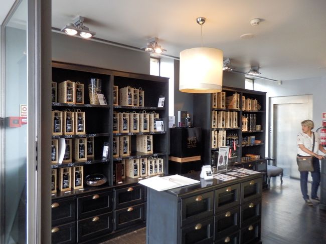 中にはポートワインがぎっしり。<br />ここでは買わなかったけど、リスボンでお土産に買いました。