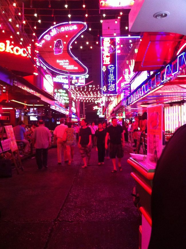 衝撃をうけたゴーゴーバー。<br />色んな世界があるんだなぁと。<br />せっかくなのでお店にも入ったが私は帰宅。相方は不明。笑<br />これが間違い。<br />フライトの時間が近づくも全く帰宅してこず、、、。<br />ギッリギリになんとか戻ってきて慌てて空港へ。<br />なんとか間に合いましたが時間にルーズな人との旅行は心臓に悪いです汗