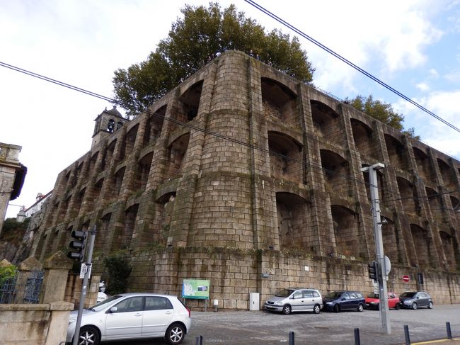 対岸に再び戻ってさらにロープウェイで上層部に戻り、最後にやってきたのは橋からすぐのMosteiro da Serra do Pilar（セーラ・ド・ピラール修道院）。<br />ここの展望台がポルトで一番有名なビューポイント。（写真の上の木があるとこ！）<br />では早速上にのぼろう、とした瞬間に再びものすごい豪雨が。。。<br />そして登り坂が雨水で氾濫してしまい、ついに靴から靴下まで水浸しに。。。。（；ε；）