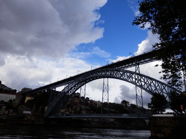 下側から橋の近くまで来ました。<br />実はこの橋、上下に道があって、下から対岸に戻ることができます。