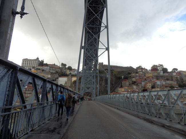 というわけで橋の下側の道を渡ってみました。<br />上は地下鉄の線路が通っていたけど、こちらは車がバンバン通っています。。。<br />橋はなんというか鉄の無機質感があるけど、それがまた良いというか。。<br />実は設計したのがエッフェルの弟子とのこと。。。！<br />確かにこの無機質ながら派手な雰囲気はエッフェル塔に似ている。。。