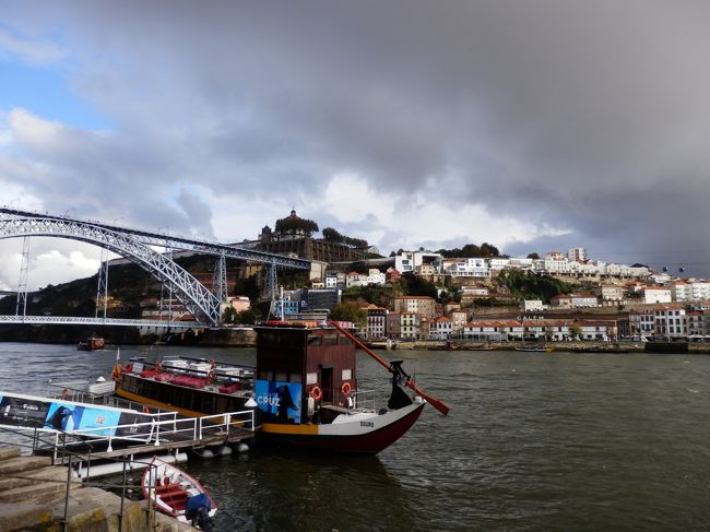 橋を渡って中心部側の下層からの景色。<br />この川沿いの道は対岸よりさらに港町の雰囲気が良い。