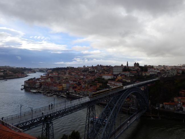 橋の上を電車が通ってます。