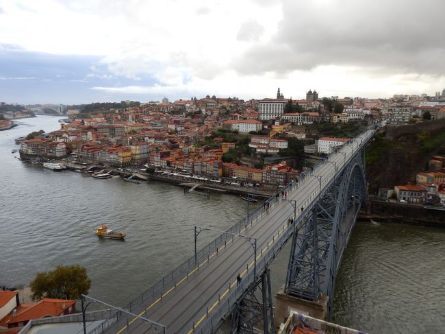 ポルトといえばこの眺め！<br />残念ながら天気は最後まで雨だったけど、それでも良い景色でした。
