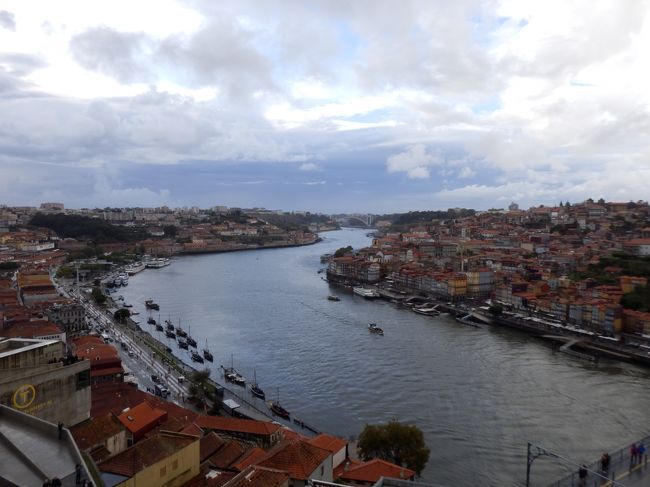 ところどころ青空が見えるものの、最後までほとんど太陽は隠れたままでした。。<br />出国前から雨だとわかっていたとは残念。。。<br />「あぁ雨上がりの遠くの空に虹がかかったなら、戸惑いや不安など簡単に吹き飛ばせそうなのに。。。」というまた違う名曲を思い出す。。<br /><br />でも問題なく観光ができるくらいの雨で良かったと思っています。<br />さて、特急列車の時刻が迫っているので帰るとしましょうか！