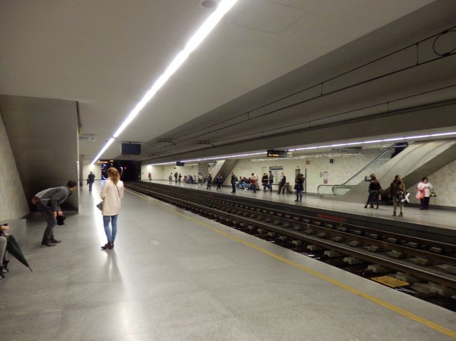 橋を渡って地下にもぐり、サン・ベント駅まできました。<br />