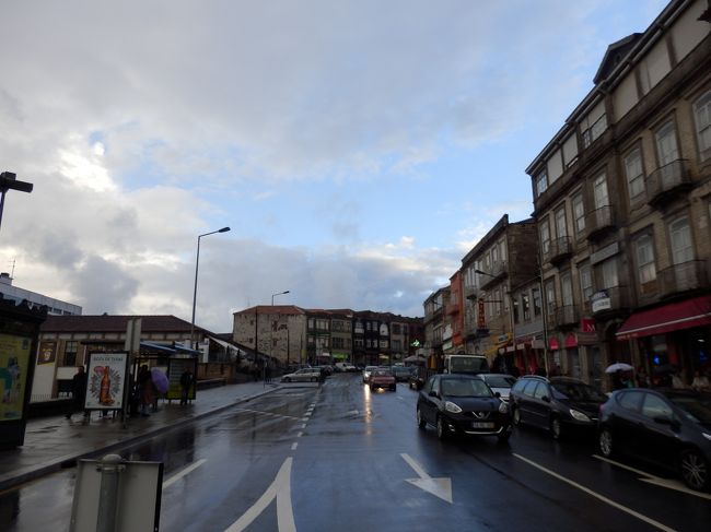 なんということか、帰り際にはちょっと天気回復しているではありませんか。。。！？<br />はるばる西の果ての国まで来ても、こういうことはある。これが旅ってものよね。<br />残念がっている暇もなく、特急列車に乗り込みます！<br />さらば、ありがとう！ポルト！