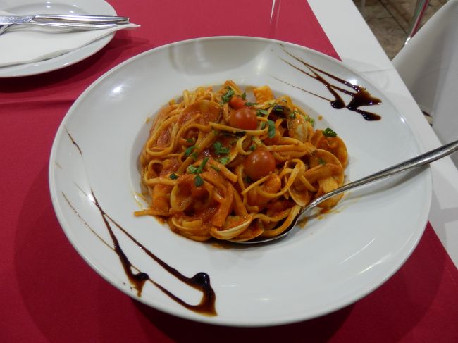 22時前にリスボンに帰還。<br />特急列車で３時間まったりとしていたものの、靴と服が雨に濡れてしまった最悪のコンディションと、重なった疲労で今日はもう出かける余裕がなく、ホテルの近くのイタリアンで夕食をとることに。<br />本日も魚介のパスタですｗｗ<br />安定の美味しさ！連日ありがとうございます！ｗ