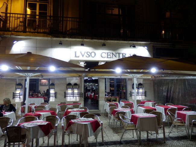 こちらがそのレストラン。<br />ワインとパスタでものすごい睡魔に襲われつつ、ホテルへ。<br />今日も楽しかったけど、ずっと雨だったので、精神的にとても疲弊しました。。。<br />明日はいよいよ一番の目的地、ロカ岬の日。。。<br />ビショビショになった靴と服を脱ぎ捨て、頼むから明日は晴れてほしいと願いつつ、３日目を終えました。<br /><br />「今日は雨ふりでもいつの日にか」！