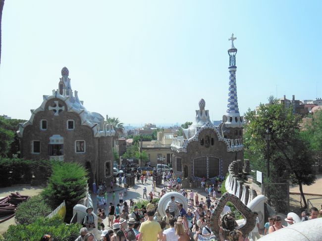 ホールから続く階段の下はおとぎ話の国のよう！<br />それにしても平日なのにこの人込み！！<br /><br />