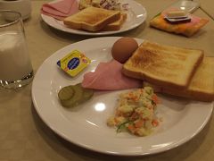 ホテルでの朝食です。
種類は決して多くはないですが、トースト、サラダ、ハム、ゆで卵、ピクルス、ミルクを持ってきました。