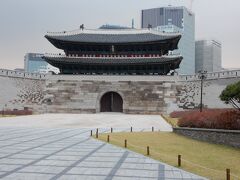 南大門。

朝早かったので、中には入れませんでした。
火事で再建された後、セキュリティも厳しくなっているのでしょう。