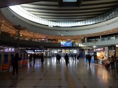 ソウル駅から約３０分、水原駅に到着しました。

ここも韓国の主要駅らしい開放的な作りになっています。