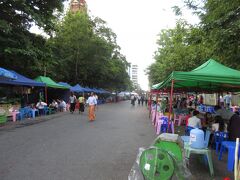 　マハバンドゥ－ラ公園横のマハバンドゥ－ラ通りです。道の両サイドには朝食用の屋台が並び、多くの人が朝食を食べていました。１食が400K前後のようです。ホテルで朝食を食べなかった人はいいですよ。