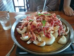 奥入瀬で遊んだ後に立ち寄った　道の駅。
奥入瀬ロマンパーク。

バラ焼きというのを周りの人たちにつられて
頼みました。
青森県産和牛を使っているとのことで
いいにおいが充満していたので。。。
甘い玉ねぎがたっぷりの濃厚甘辛だれで
ご飯がすすむすすむ。。。(笑)
