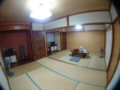 着きました！下風呂温泉　民宿菅原さん。
このころは携帯の電池もなく　玄関写真は
どこへやら。。。
女将さんに出迎えてもらって
二間続きの広い部屋へ通されました。