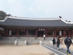 奉寿堂（ボンスダン）。
「華城行宮」の正殿にあたり、1789年に建てられました。

1795年に正祖が母・恵慶宮の還暦祝いの宴を盛大に開催した場所でもあります。日本植民地時代に破壊されましたが1997年に復元されています。