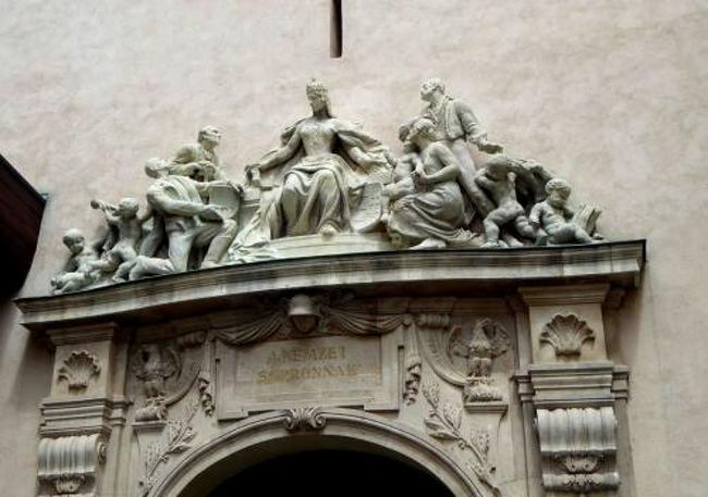 「忠誠の門」のレリーフ。<br />ハンガリーの国に最も忠実な町、ハンガリー国民の愛国の証として、この門のことを「忠誠の門」と呼ばれます。<br />