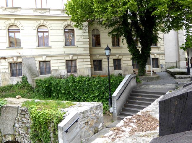 ローマ帝国時代には既に町が存在していたショプロン。<br />旧市街の一部の建物はローマ帝国の城壁の上に建てられています。<br />そのことを物語るローマ遺跡。<br />