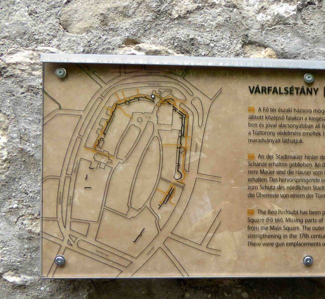 ここには「城壁パサージュ」と名前が付けられた城壁を廻るルートが造られています。<br />私たちもこれに沿って、中世散策をしてみたいと思います。<br />