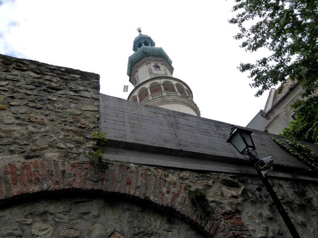 火の見の塔は城壁内。頭だけ見えます。