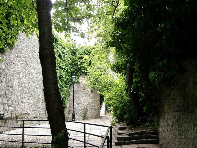 散策するのもワクワクするような美しい小路。<br />この先はどうなっているんだろう？