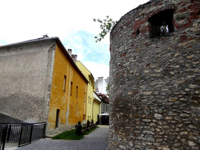 城壁スレスレに民家が建っていたり・・・。<br />