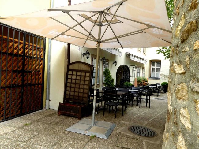 静かなカフェが営業していたり・・・。<br />