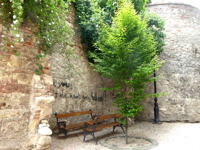 城壁の片隅にさりげなくベンチが置いてあったり・・・。<br />少しここで休憩します。<br />