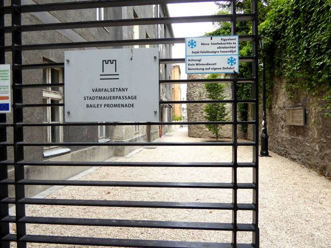 城壁廻りはまだ途中でしたが、ここが出口と思いこみ、ここから旧市街に入りました。<br />