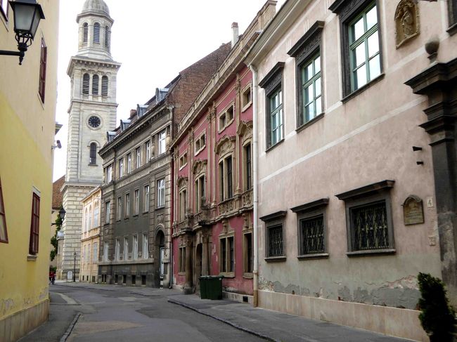 それで正解でした。<br />ここはショプロンの歴史地区、バロック建築が建ち並んでいる通りです。<br /><br />奥の教会はエヴァンゲリッシュ教会、プロテスタントのルター派の教会です。<br />そして美しいバラ色の建物は、ショプロンが誇る大音楽家フランツ・リストが29歳の時にコンサートを開いたという館です。<br />