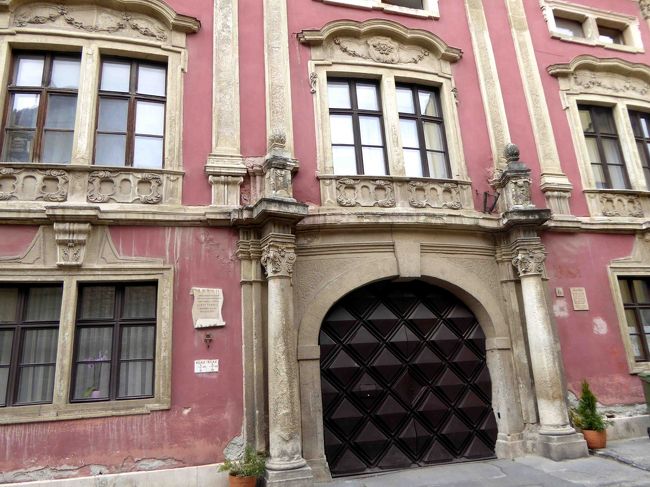 フランツ・リストは1812年、ショプロンの郊外、現オーストリア領のライディングで生まれました。<br />9歳の時に始めてショプロン市民の前で演奏します。これがリストの音楽家としての原点となりました。<br /><br />リストの父親は、ハンガリーの名門貴族エステルハージ家に遣える事務官でした。<br />早くからリストの音楽才能に気づき、エステルハージ侯爵から息子の音楽を学ぶ奨学金援助を取り付けました。　　　