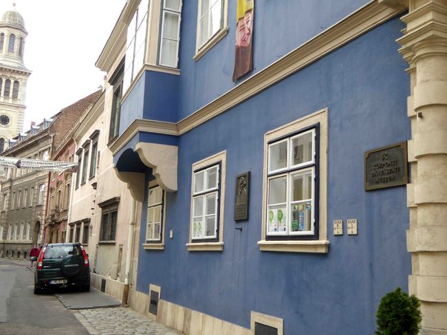 鮮やかなブルーの館は、リストの父が遣えていたエステルハージ家の宮殿。<br />現在は鉱物博物館になっています。<br />