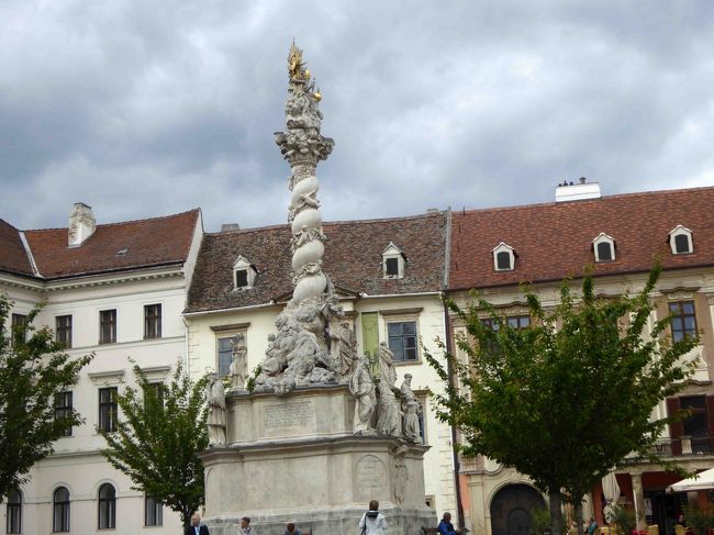 中央広場の三位一体像の前に出ました。<br />