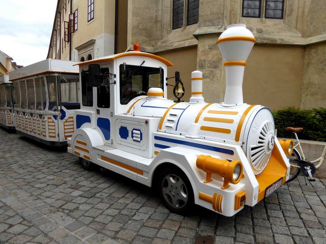 広場の角にはミニトレインが停まっています。<br />ちょっと足も疲れたしちょうどいい、これに乗りましょう。<br />30分コースで1人たしか3ユーロ。<br /><br />座っていながらにして街の写真が撮れる、ラクチンラクチン・・。<br />