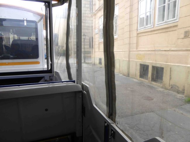 ところが乗り込んで大誤算に気が付きました。<br /><br />ミニトレインの窓には薄いビニールのカバーが掛けてあるので美しい写真は撮れない。まるで霧がかかったようなぼけた写真しか撮れない。<br />