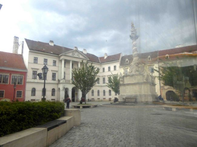 お見苦しい写真ですがご容赦ください。<br /><br />ミニトレインは中央広場を出発して・・・。<br />