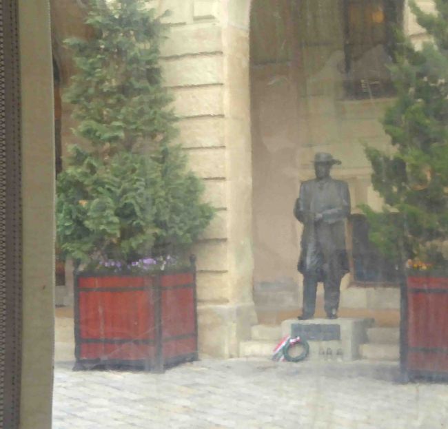 市庁舎の中に立っている像は、ショプロンがオーストリアに帰属するかハンガリーにとどまるかの選択を迫られた時、熱心にハンガリーに残ることを説得した時の市長トゥルナー・ミハーイ。<br />