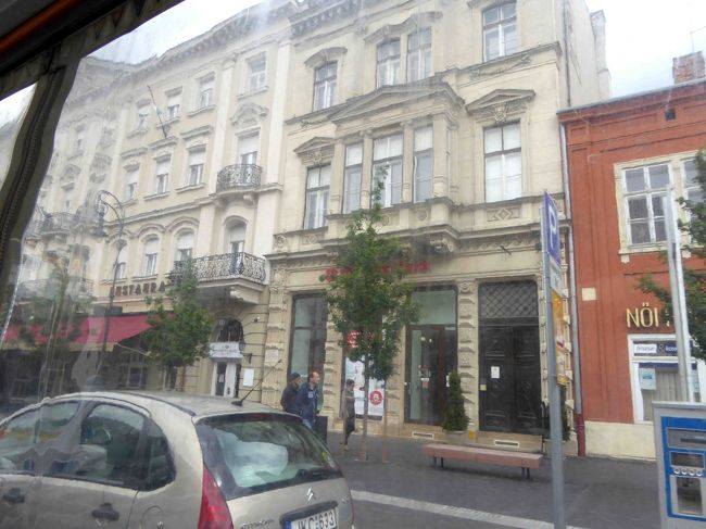 ホテルが建ち並ぶ大通り。<br />