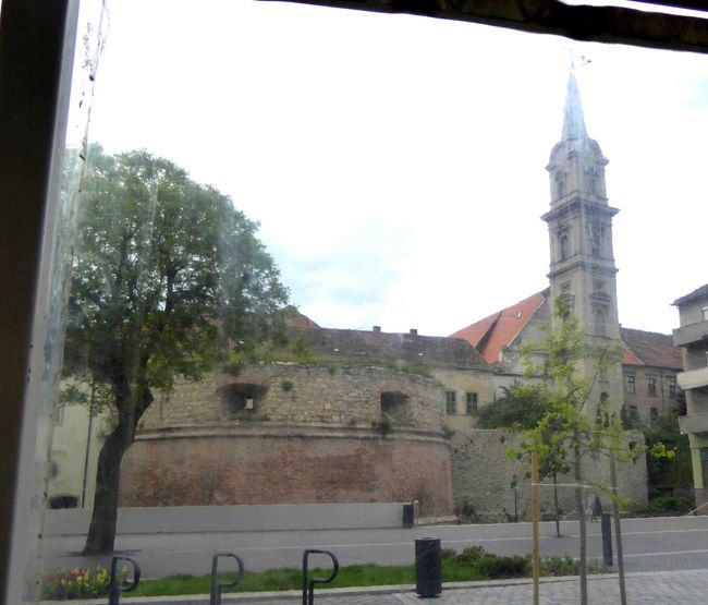 銃砲穴が見える城壁と、教会。<br />