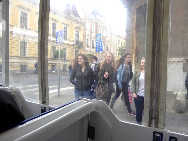 旧市街に入ってきました。<br /><br />ミニトレインの方にニコニコ笑顔を送っている若い女性たち。<br />ショプロンって美人が多いですね。<br /><br />モヤモヤとストレスが堪る写真のアップはこれくらいにします。<br /><br /><br />