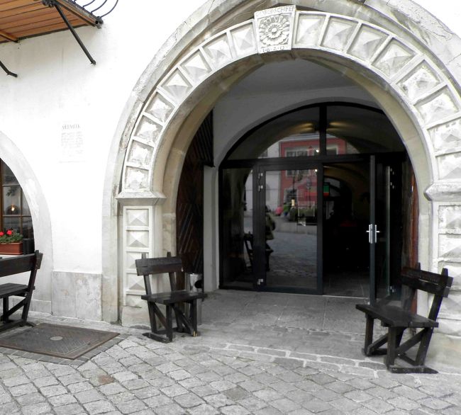 レストランの建物も歴史的建造物です。<br />ここも貴族の館だったのでしょうか。<br />