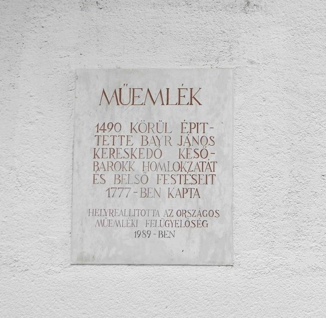 レストランの入口には、ここにもショプロンの街中であちこちで見た歴史的建造物を表すプレートが。<br /><br />言葉は判りませんが、知っている単語で判断すると、この建物は1490年にバロック様式で建てられたようです。<br />