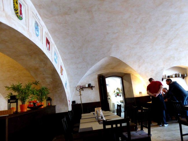 ちょうど客が少ない時間で店員ものんびりしています。<br /><br />紋章がいくつも描かれた壁の梁は、このレストランの歴史の深さを感じさせます。<br />